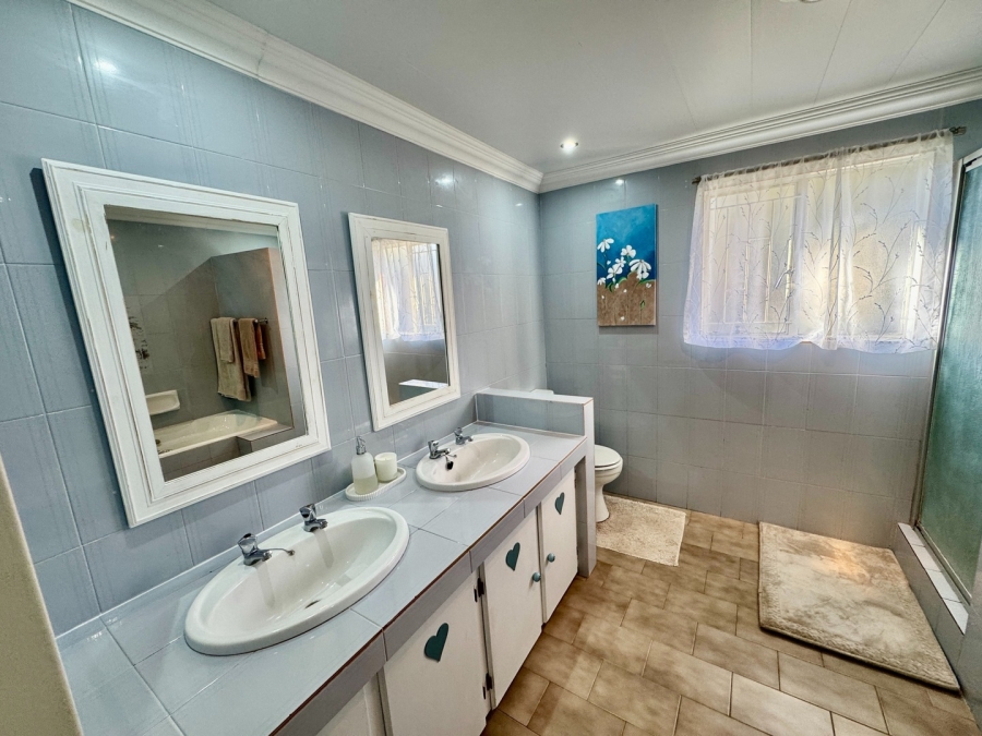 5 Bedroom Property for Sale in Mooivallei Park North West